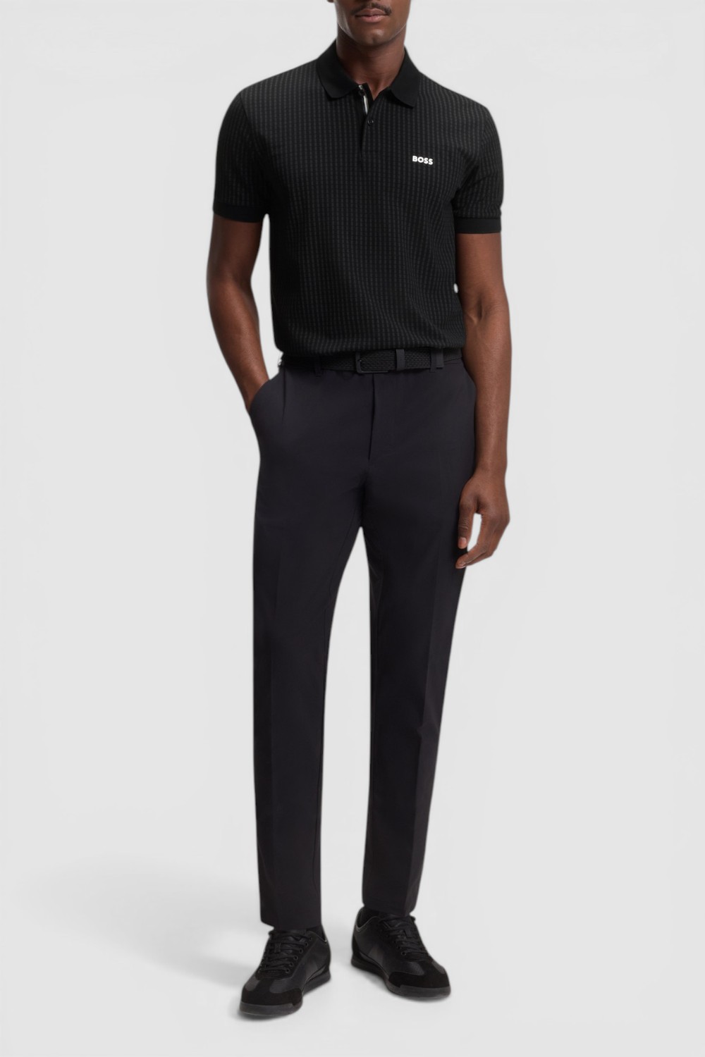 תמונת כל הלוק של חולצת פולו בגזרת סלים